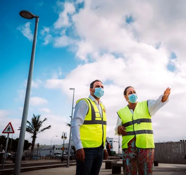 El vicepresidente y consejero de Obras Públicas, Jacobo Medina, y la alcaldesa de Arrecife, Astrid Pérez, en una visita a obra financiada por Obras Públicas del Cabildo