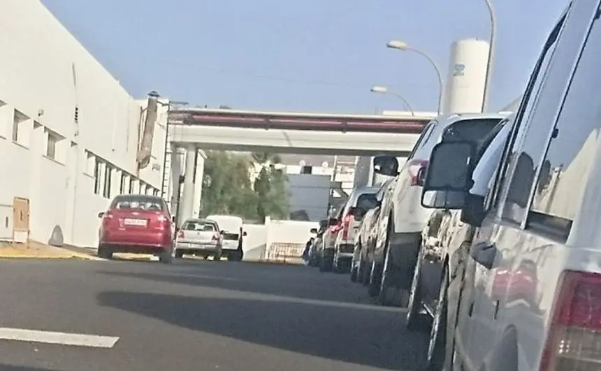 Imagen de la cola de coches que se produjo este lunes en el centro hospitalario.