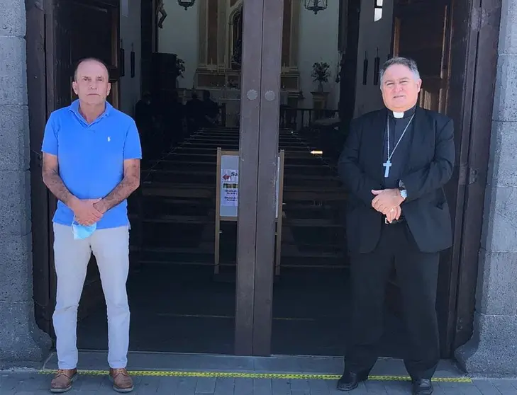 El alcalde de Tinajo junto al nuevo obispo de Canarias.