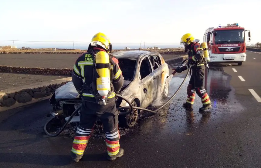 Imagen del incendio del vehículo este martes en San Bartolomé.