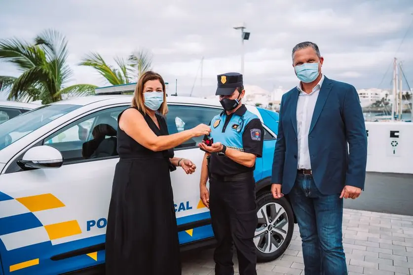 El jefe de la Policía Local recibe las llaves del nuevo coche para el cuerpo. El primero que se compra desde el 2015
