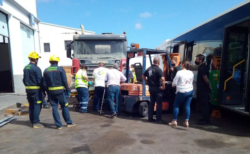 Imagen del accidente en el momento en el que trasladaron al trabajador herido.