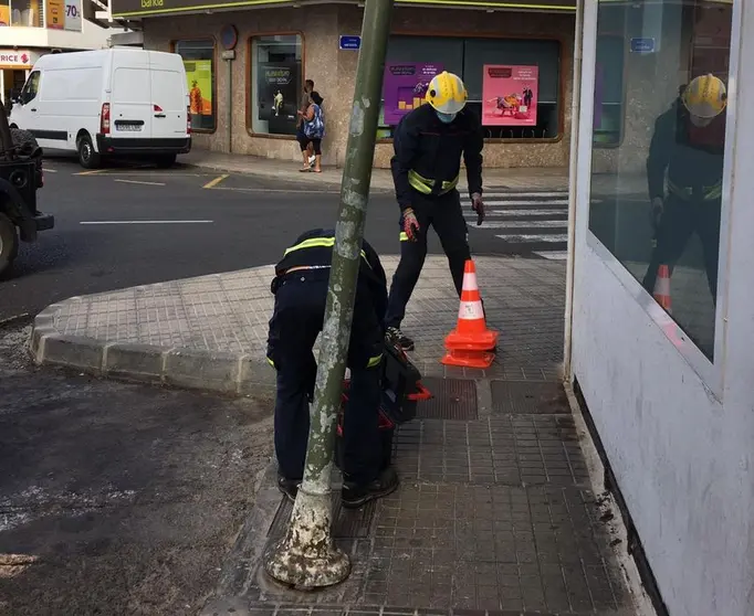 Instante en el que los bomberos del Consorcio retiraron el semáforo.