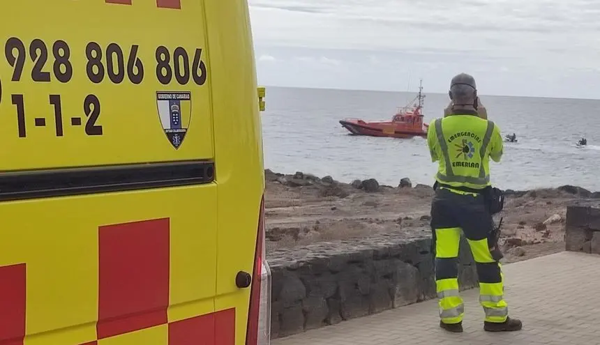 Momento del rescate con el personal de Emerlan apoyando la operación desde la costa.