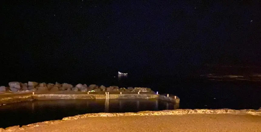 Imagen de la patera varada cerca del muelle de La Santa este lunes de madrugada.