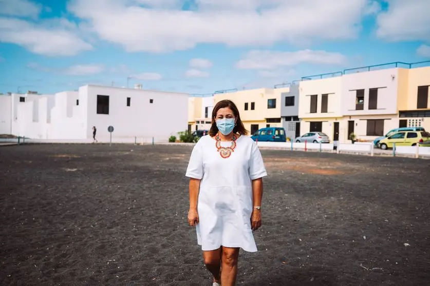 La alcaldesa Astrid Pérez visita la parcela donde irá este gran parque infantil en Argana Alta en la calle Tajaraste