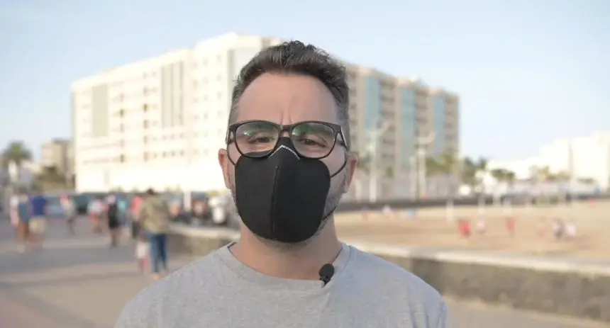 Echedey Eugenio durante la grabación de un vídeo en la playa de El Reducto.