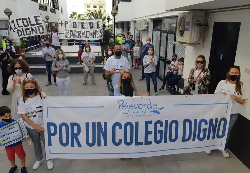 Imagen de la manifestación celebrada este sábado por la mañana enfrente de la sede de Educación en Arrecife.