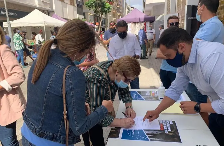 Imagen de los representantes del PP recogiendo firmas este sábado en la Calle Real.