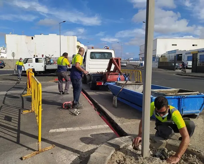 Nuevas obras ejecutadas por el Ayuntamiento de Arrecife para dotar de red de riego a esta rotonda en los accesos al barrio de Altavista