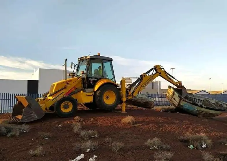 Con maquinaria del Ayuntamiento de Arrecife se han retirado las pateras en el entorno de la playa de La Arena