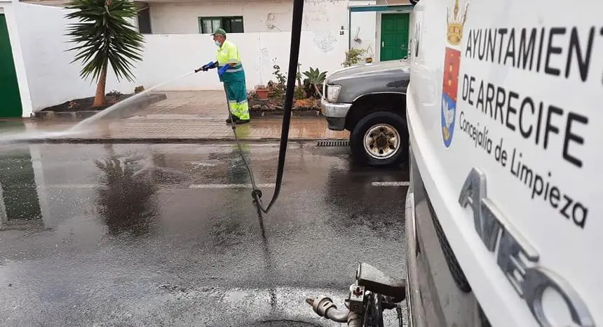 Un operario del Servicio Municipal de LImpieza baldeando las calles por los barrios de Arrecife