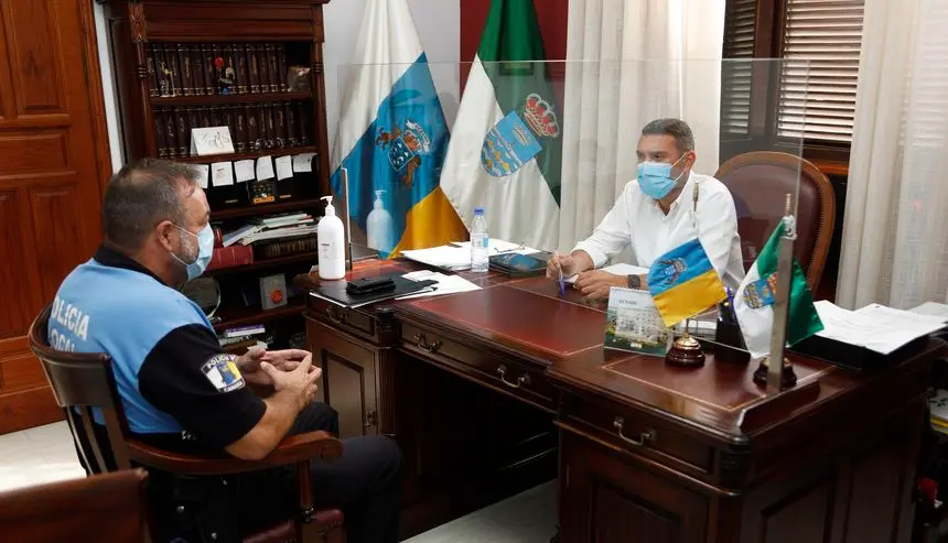 Oswaldo Betancort con el jefe de la Policía Local.