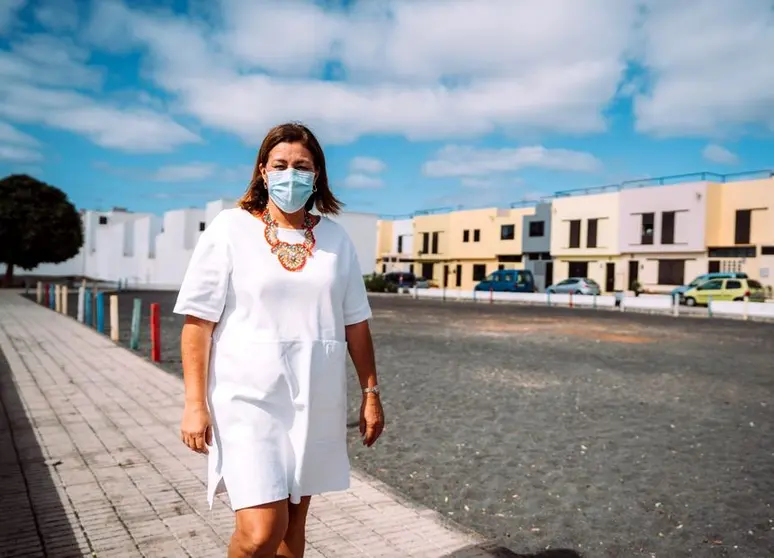 La alcaldesa Astrid Pérez en la Avenida Tajaraste, en el barrio de Argana Alta