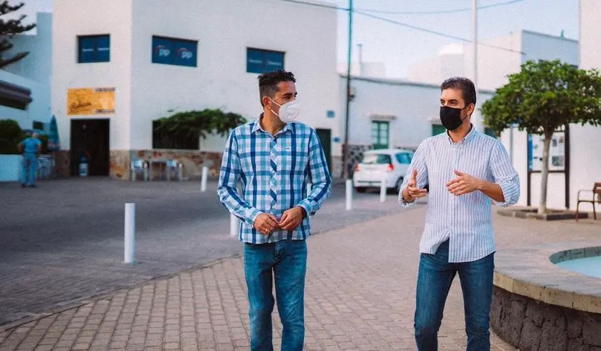 Los dos concejales del PP en San Bartolomé paseando por el municipio.