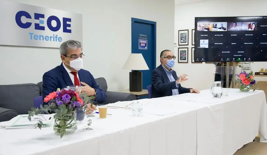 Imagen de la reunión con Román Rodríguez y José Carlos Francisco en Tenerife.