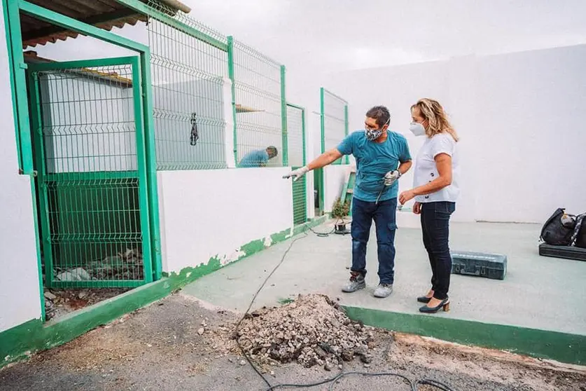 La concejal saro González chequa las mejoras realizadas en el Centro de Protección Animal de Arrecife