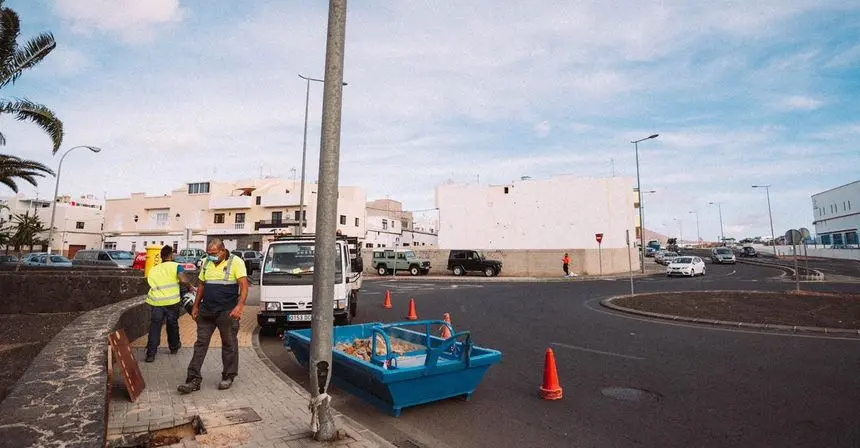 Imagen de los operarios municipales realizando la instalación.