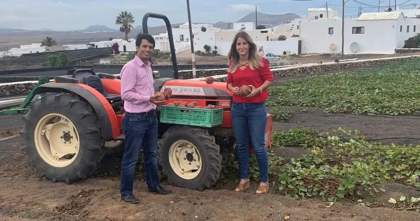 Marcos Bergaz y Jennifer Galán en una finca de Teguise.