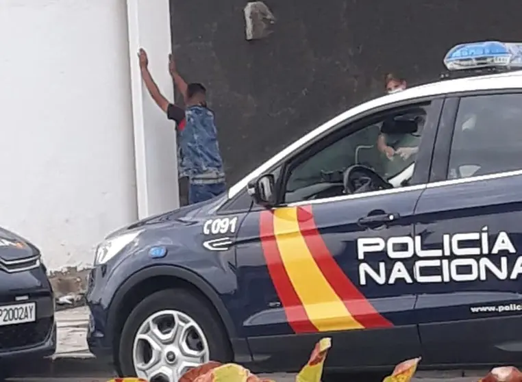 Momento de la detención de uno de los atracadores captada por un testigo.