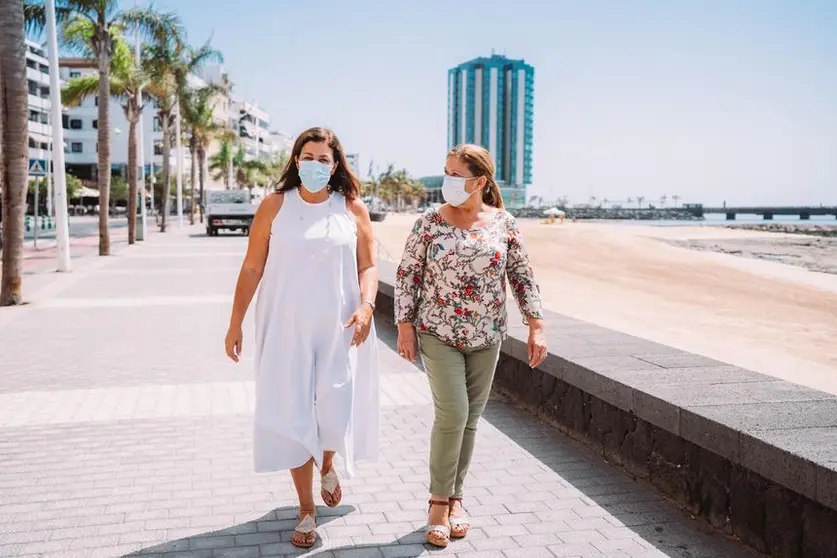 Astrid Pérez, alcaldesa de Arrecife junto a la concejal de Movilidad y Transportes, Ángela Hernández, en la avenida del  Reducto