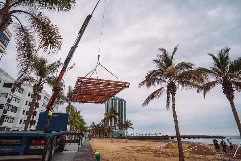 El Ayuntamiento de Arrecife construye una zona de solarium en playa del Reducto destinada a personas con discapacidad