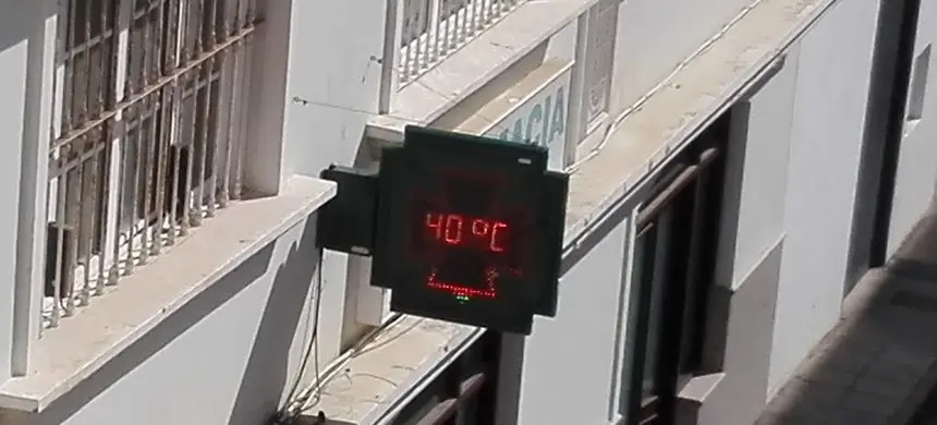 Imagen del medidor de temperatura que tiene la farmacia de Arrecife en la calle Ramón Franco tomada este sábado al mediodía.