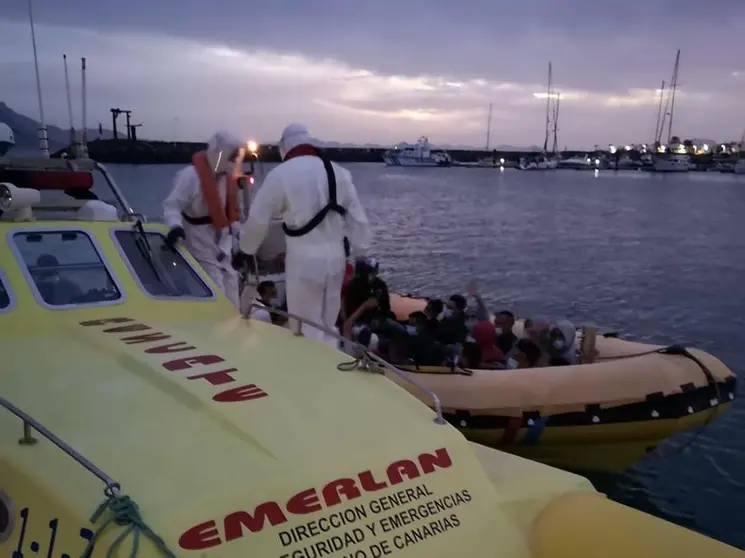 Momento de la llegada de Emerlan con los inmigrantes que llegaron por la mañana a La Graciosa.