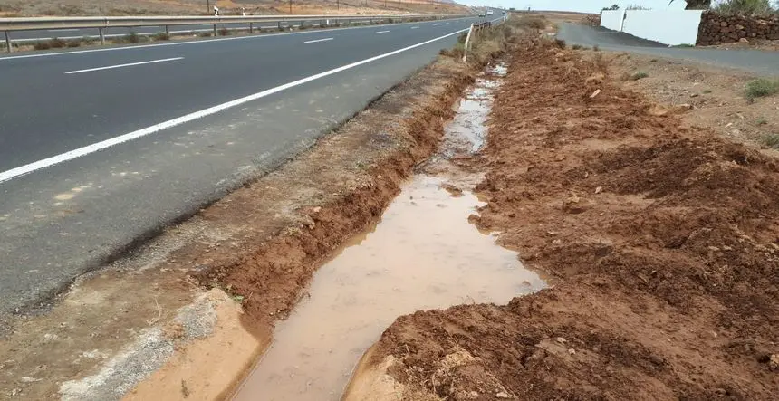 Imagen de una avería de Canal Gestión en una carretera de Teguise.