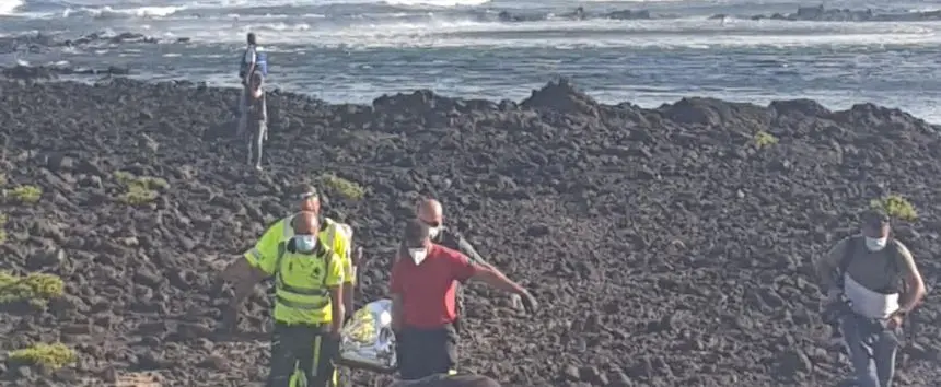 Imagen del rescate de uno de los cadáveres este miércoles por la mañana.