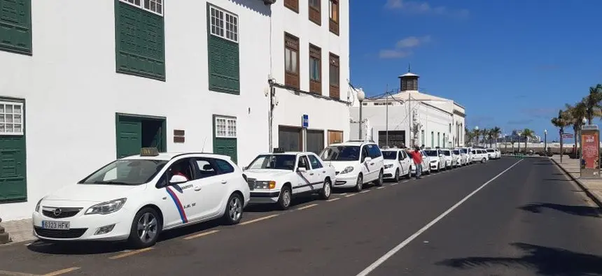 Imagen de taxis estacionados en una parada de Arrecife, antes de la pandemia por el Covid 19