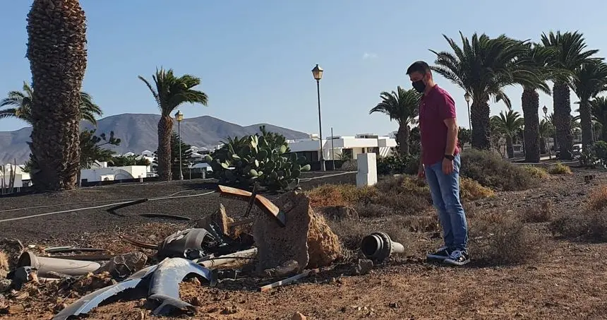 El concejal del PSOE junto a restos de basura en el municipio.