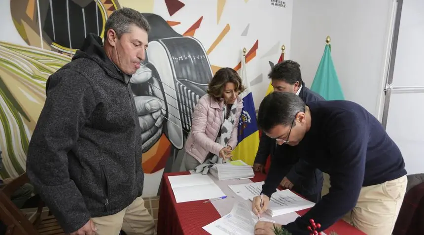 El alcalde de Teguise y el concejal de Agricultura en una reunión del sector primario.