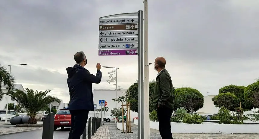 El alcalde de San Bartolomé con los nuevos carteles.