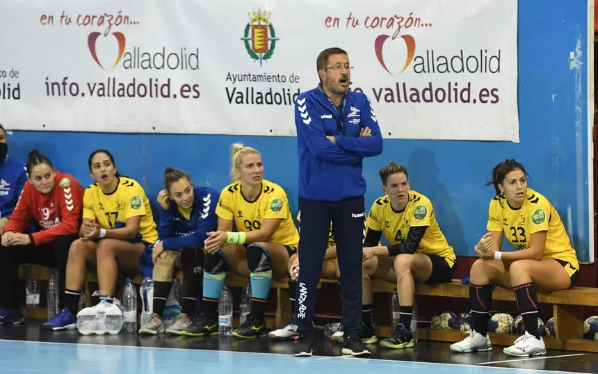 Las jugadoras del Puerto del Carmen viviendo con intensidad el choque desde el banquillo.