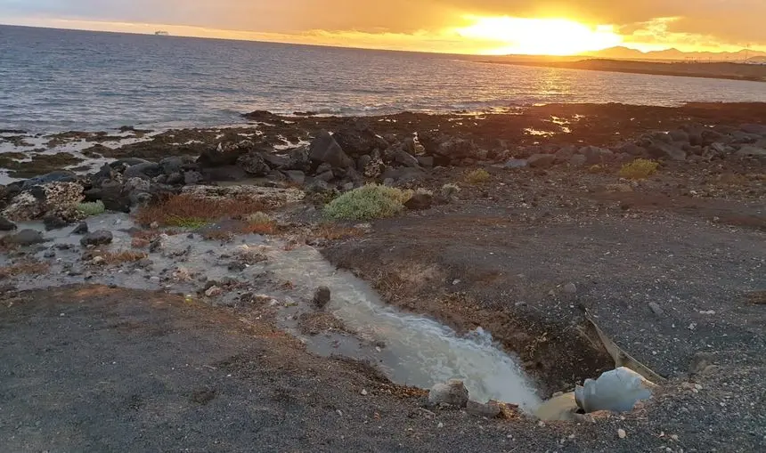 Imagen del vertido que se produjo este domingo en Arrecife.