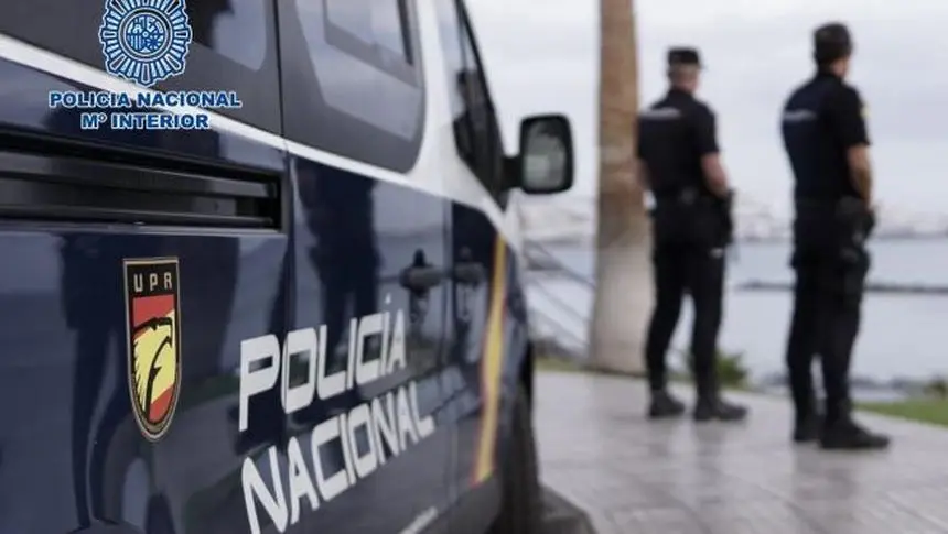 agentes-de-la-policia-nacional-junto-a-un-coche-patrulla