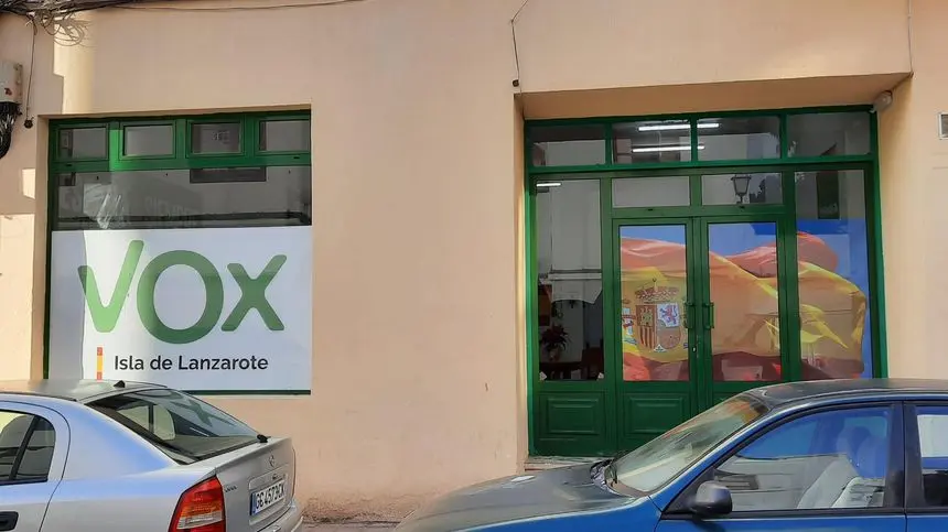 Imagen de la fachada de la sede de VOX en Arrecife con los cristales rotos.