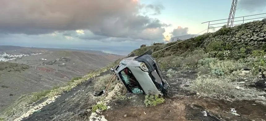 Imagen del vehículo tras volcar en una espectacular caída.