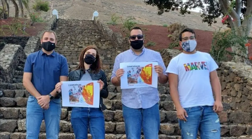 Representantes de Ciudadanos, entre ellos sus dos concejales en Lanzarote, mostrando el cartel de la campaña.