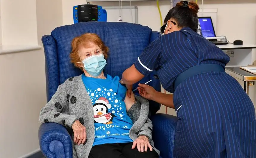 Imagen del momento histórico en el que la mujer británica recibe la vacuna.