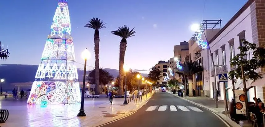 alumbrado_navide_o_de_arrecife-_avenida_y__rbol_en_el_parque_jos__ram_rez_cerd_