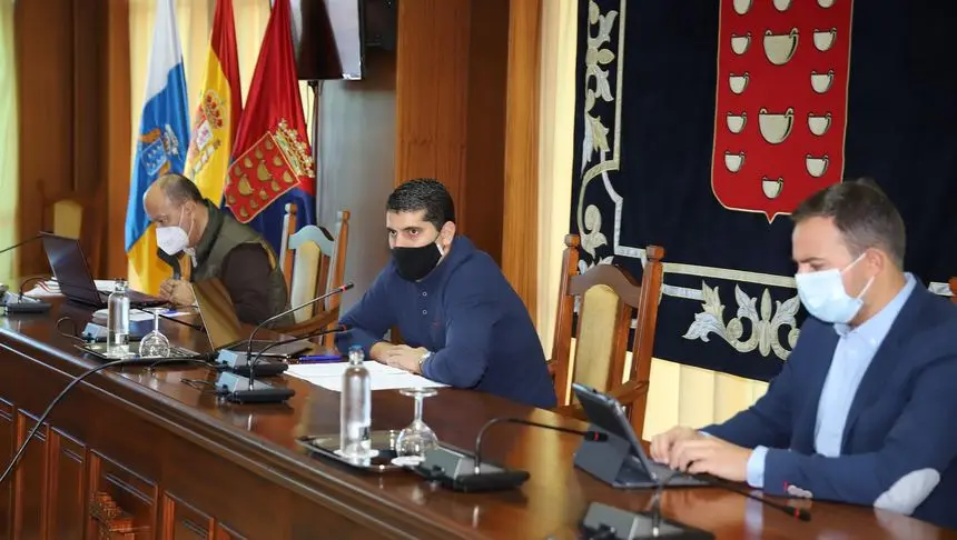 Benjamín Perdomo presidiendo un consejo de administración de los Centros.