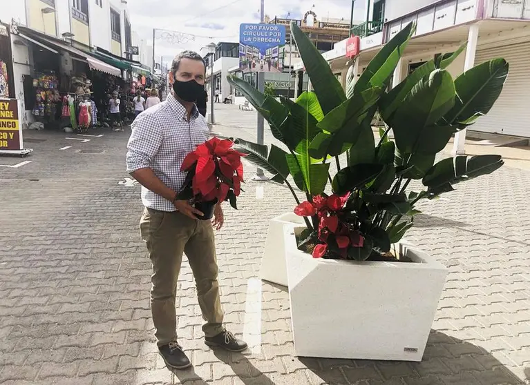 Jonatan Lemes, concejal de Urbanismo, Vías y Obras, en la calle Limones