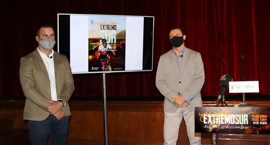 Óscar Noda y Ángel Lago,  alcalde de Yaiza y concejal de Deportes, respectivamente, durante la presentación de la prueba