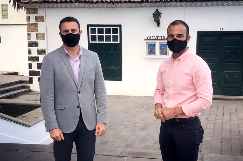 Óscar Noda y Daniel Medina, alcalde de Yaiza y concejal de Cultura, respectivamente