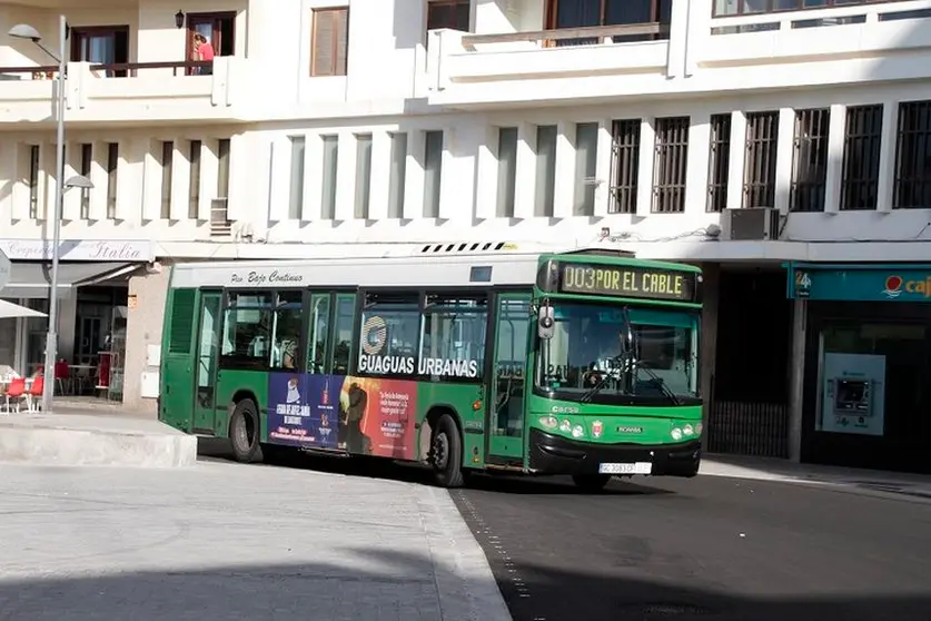 Guaguas Municipales de Arrecife en servicio por el centro de la ciudad