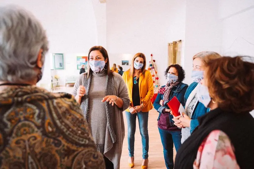 Astrid Pérez y María Jesús Tovar visitan las Aulas de la Tercera Edad para solicitar reforzar las medidas preventivas ante la Covid. Los mayores deben reforzar sus medidas