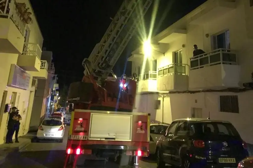 Momento en el que los bomberos tienen que utilizar la escalera para sacar a la persona fallecida.