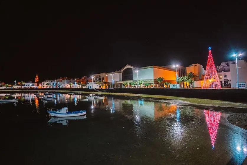 La iluninación navideña de Arrecife despliega un enorme árbol de 15 metros en el Charco de San Ginés